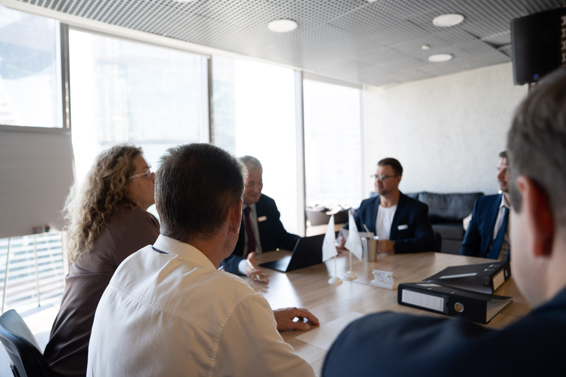 Besprechung am Sitzungstisch bei Dr. Ed. Burkhalter, Finanz- und Unternehmensberatung AG in Hilterfingen
