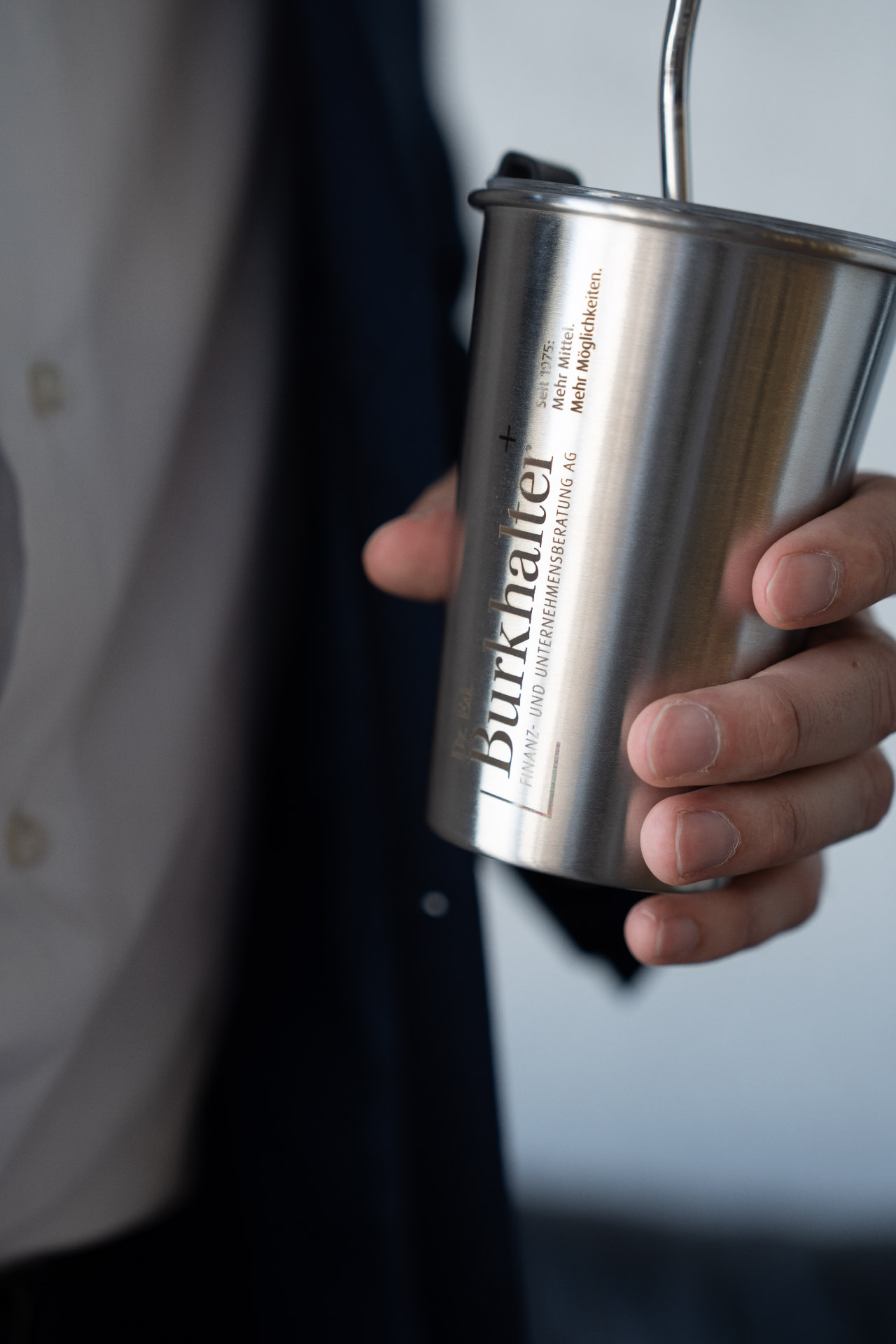 Becher mit dem Signet von Dr. Ed. Burkhalter und dem Leitsatz seit 1975